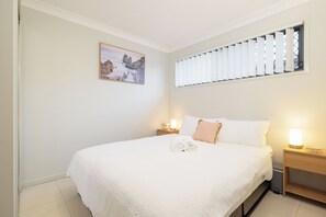 Desk, laptop workspace, iron/ironing board, free WiFi - Smart Suites Self Check-in Apartments - 20 Darnley (Rocklea)