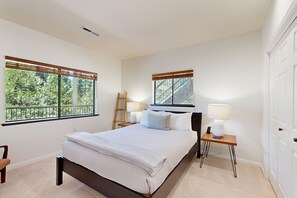 3 bedrooms, Internet, bed sheets - Modern home w/ peekaboo lake views, close to marina, two fireplaces, & WiFi (Groveland)