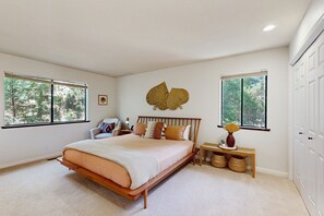 3 bedrooms, Internet, bed sheets - Modern home w/ peekaboo lake views, close to marina, two fireplaces, & WiFi (Groveland)