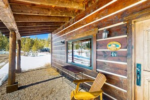 Property grounds - Welcoming cabin with mountain views, dog-friendly, BBQ grill, and family comfort (Grand Lake)