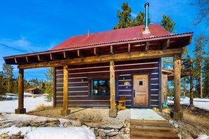 Exterior - Welcoming cabin with mountain views, dog-friendly, BBQ grill, and family comfort (Grand Lake)
