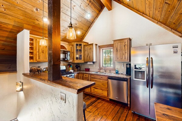 Fridge, microwave, oven, stovetop - Welcoming cabin with mountain views, dog-friendly, BBQ grill, and family comfort (Grand Lake)