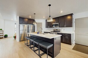 Fridge, microwave, oven, stovetop - Contemporary house on Bear Lake Golf Course with ping pong table (Garden City)