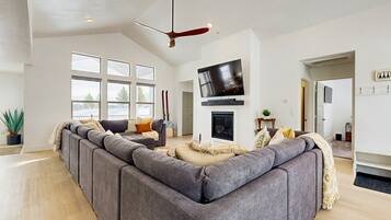 Télévision, cheminée, table de tennis de table