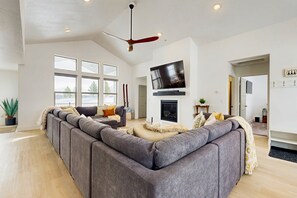 TV, fireplace, ping pong - Contemporary house on Bear Lake Golf Course with ping pong table (Garden City)