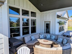 Outdoor dining - Contemporary house on Bear Lake Golf Course with ping pong table (Garden City)