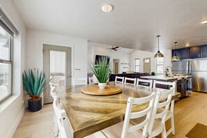 Dining - Contemporary house on Bear Lake Golf Course with ping pong table (Garden City)