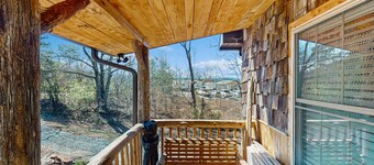 Dog friendly cozy lake front cabin w/Wi-Fi, dual decks, private dock, play yard