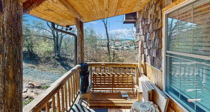 Dog friendly cozy lake front cabin w/Wi-Fi, dual decks, private dock, play yard