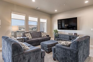 Tv, tv-spel, dvd-spelare och ett bordtennisbord