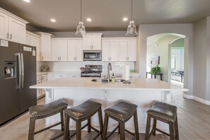 Kylskåp, mikrovågsugn, ugn och spishäll