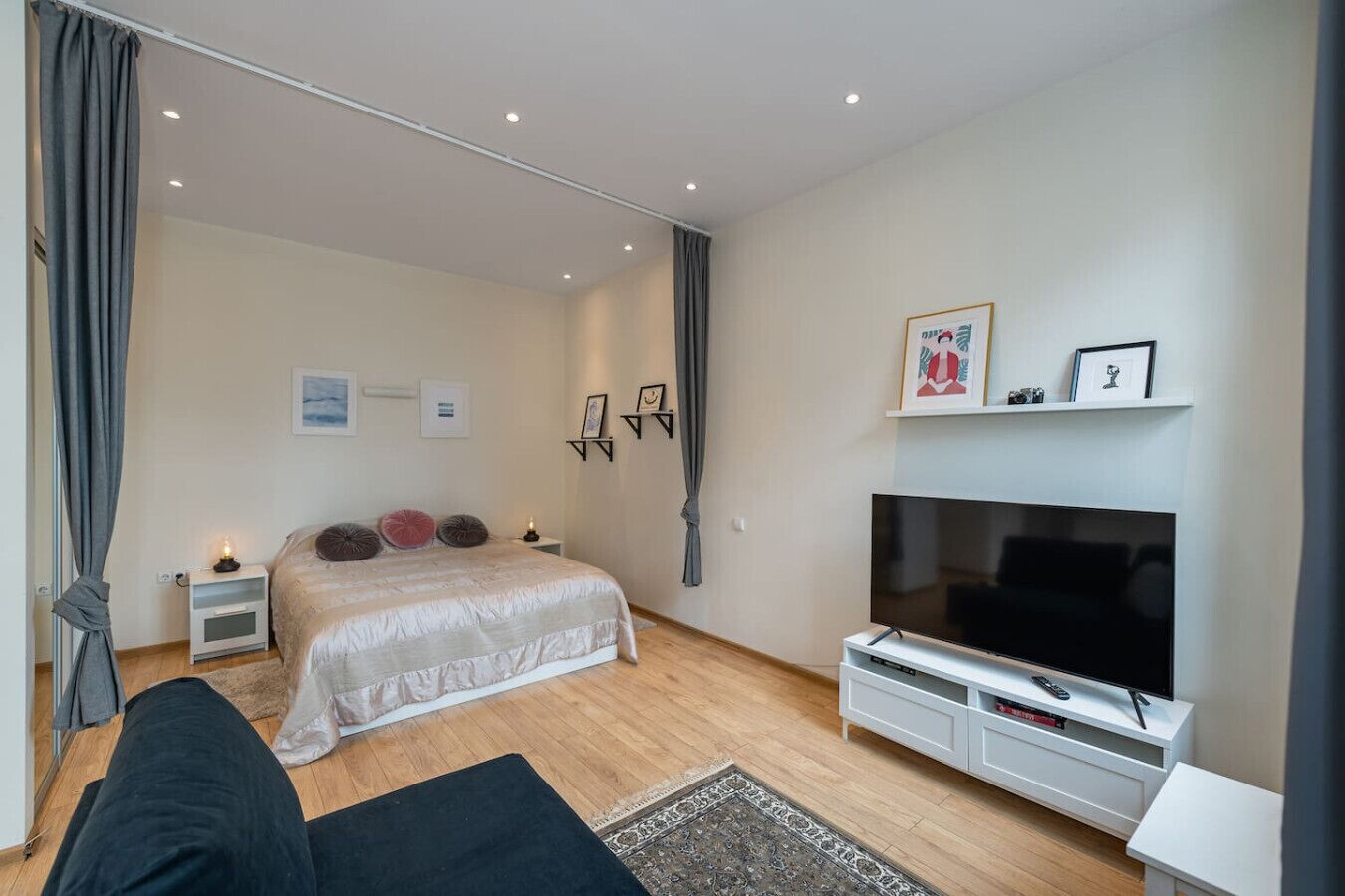 1 chambre, bureau, système d’insonorisation, fer et planche à repasser