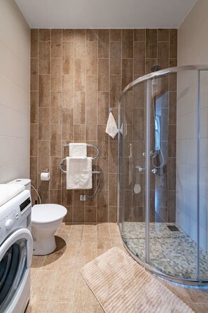 Gratis toiletartikelen, een haardroger, handdoeken, toiletpapier