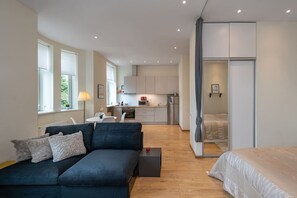 1 slaapkamer, een bureau, geluiddichte muren
