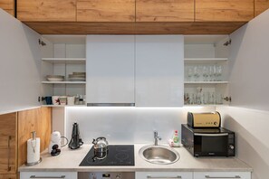 Frigorífico, microondas, horno y placa de cocina