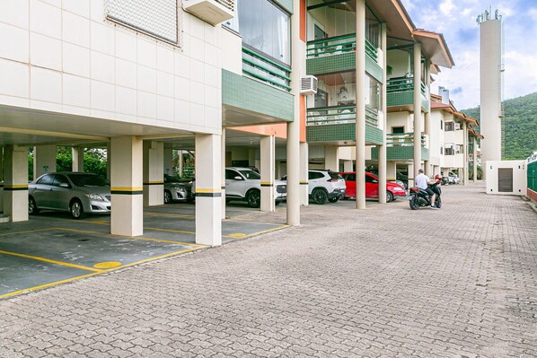 Un aparcamiento de varios niveles con varios coches estacionados.