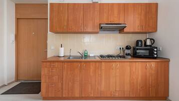 Geladeira, micro-ondas, cooktop, cafeteira/chaleira