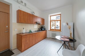 Kühlschrank, Mikrowelle, Herdplatte, Wasserkocher mit Kaffee-/Teezubehör