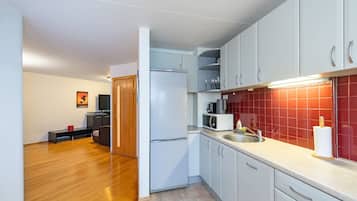 Frigorífico, microondas, horno y placa de cocina