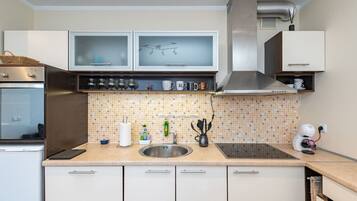 Refrigerador, microondas, horno, placa de cocina