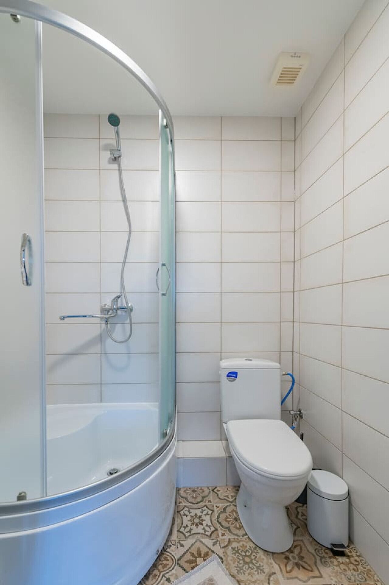 Kylpyhuoneessa on lasiseinällä varustettu suihku, wc ja roskakori.