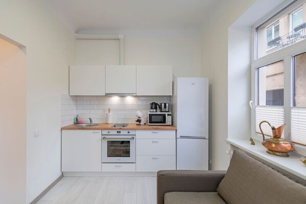 Fridge, microwave, oven, stovetop