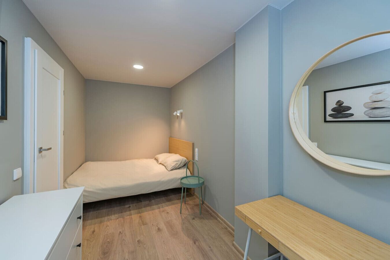 1 habitación, escritorio, tabla de planchar con plancha y wifi gratis 
