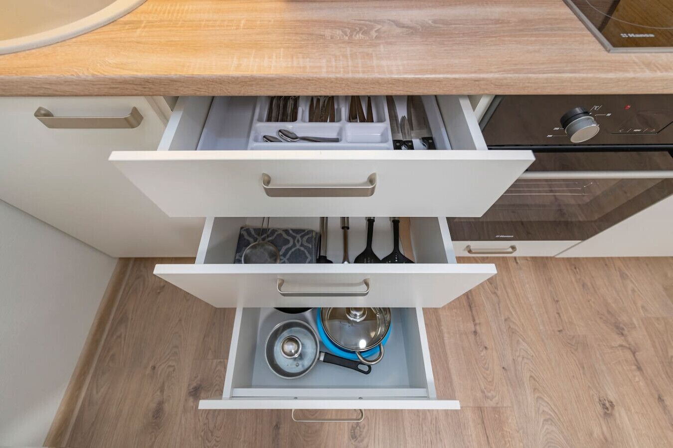 Kylskåp, mikrovågsugn, ugn och spishäll