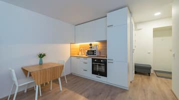Geladeira, micro-ondas, fogão, cooktop