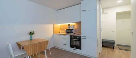 Refrigerador, microondas, horno y parrilla de estufa
