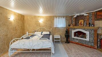 1 bedroom, desk, iron/ironing board, free WiFi