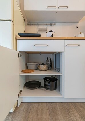 Kühlschrank, Mikrowelle, Wasserkocher mit Kaffee-/Teezubehör, Toaster