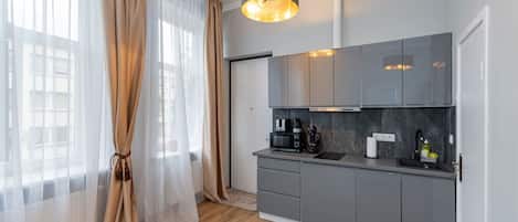 Réfrigérateur, micro-ondes, plaque de cuisson, cafetiÚre/bouilloire