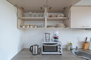 Fridge, oven, stovetop, coffee/tea maker