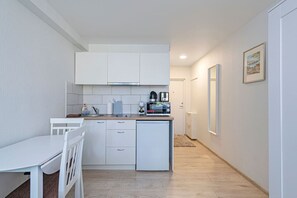 Kjøleskap, mikrobølgeovn, kokeplater og kaffetrakter/tekoker