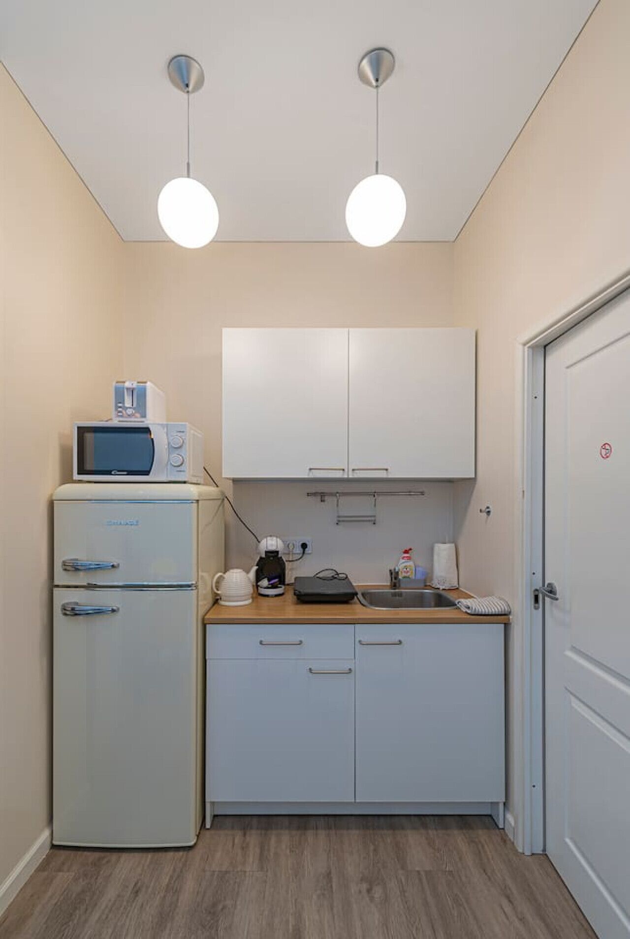 Fridge, microwave, stovetop, coffee/tea maker