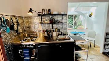 Refrigerador, horno, parrilla de estufa y cafetera y tetera