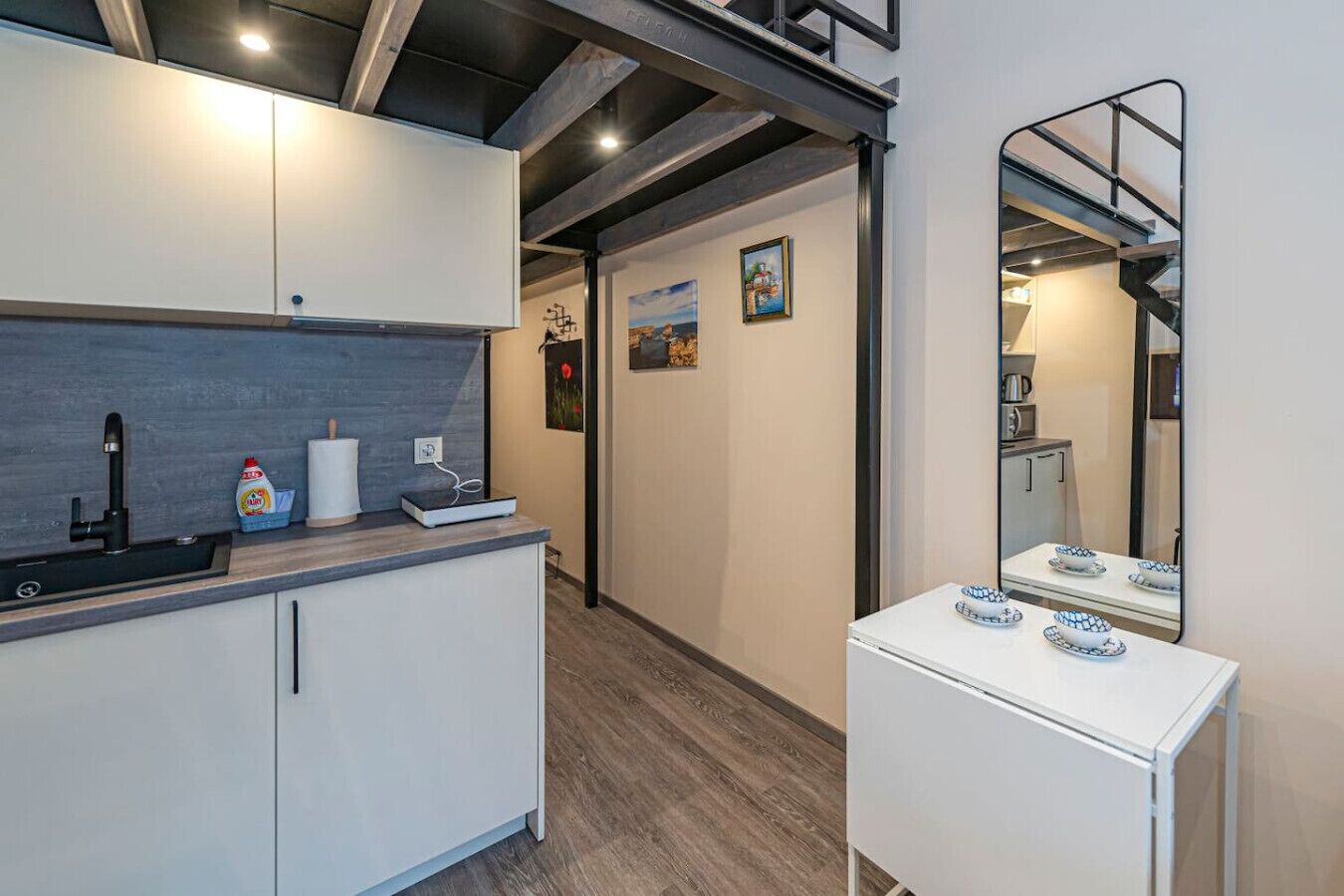 Kylskåp, mikrovågsugn, spishäll och diskmaskin