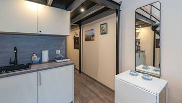 Frigorifero, microonde, piano cottura, lavastoviglie