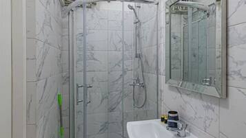 Een haardroger, handdoeken