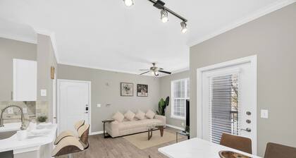 Charming 1BD in Magnolia - pool, gym & steps from shops!