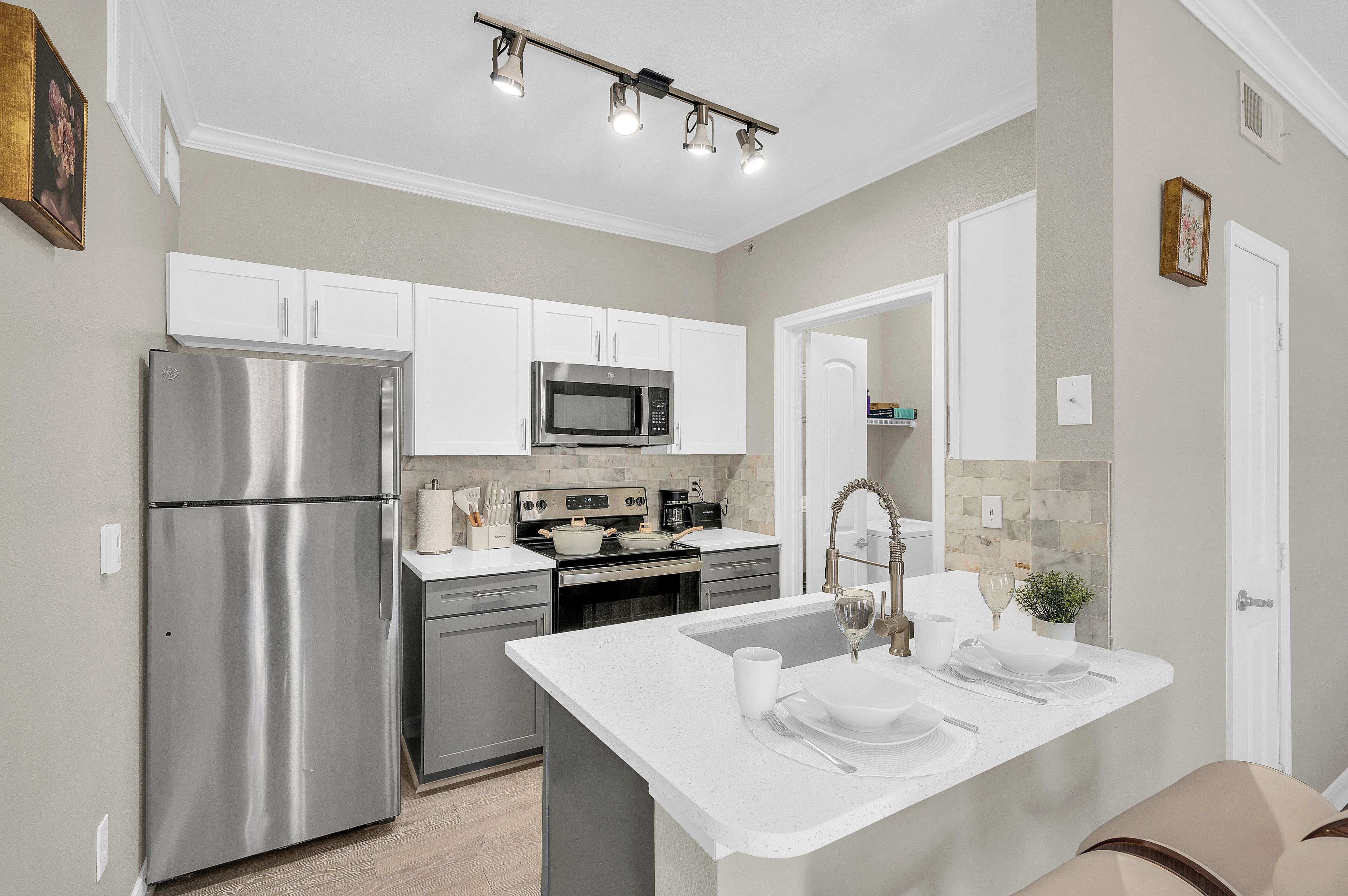 Jääkaappi, mikroaaltouuni, uuni, liesi