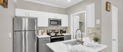 Køleskab, mikrobølgeovn, ovn, kogeplade