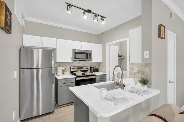 Réfrigérateur, micro-ondes, four, plaque de cuisson