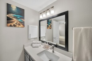 Haartrockner, Handtücher, Seife, Toilettenpapier