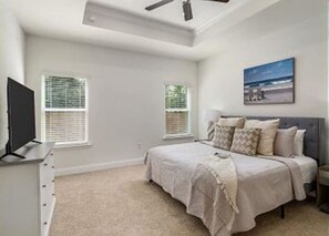 4 bedrooms, desk, Internet