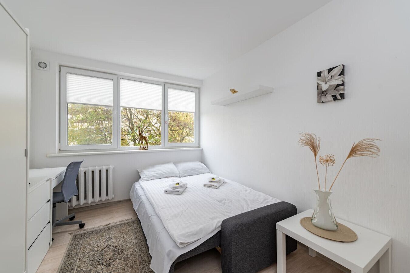 Een bureau, een strijkplank/strijkijzer, gratis wifi, beddengoed