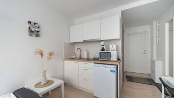 Kühlschrank, Mikrowelle, Herdplatte, Wasserkocher mit Kaffee-/Teezubehör
