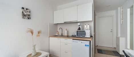 Kühlschrank, Mikrowelle, Herdplatte, Wasserkocher mit Kaffee-/Teezubehör