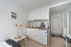 Réfrigérateur, micro-ondes, plaque de cuisson, cafetière/bouilloire